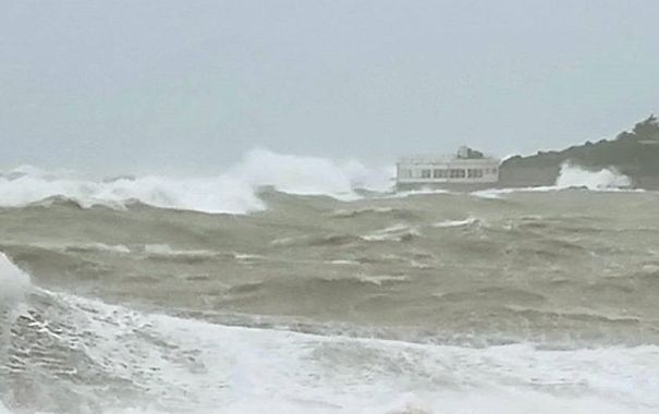 Al Gombo, a Pisa, le onde hanno raggiunto i 5 metri d'altezza (Foto: Eugenio Giani / Telegram)