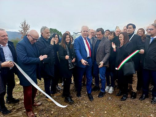 Il taglio del nastro, al centro il presidente Giani