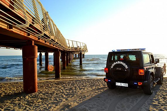 Il mezzo dei carabinieri sulla spiaggia di Lido di Camaiore