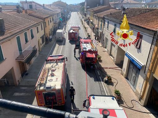 Le operazioni di spegnimento in via Volterrana