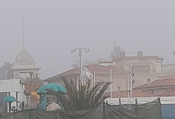 Viareggio avvolta nella nebbia