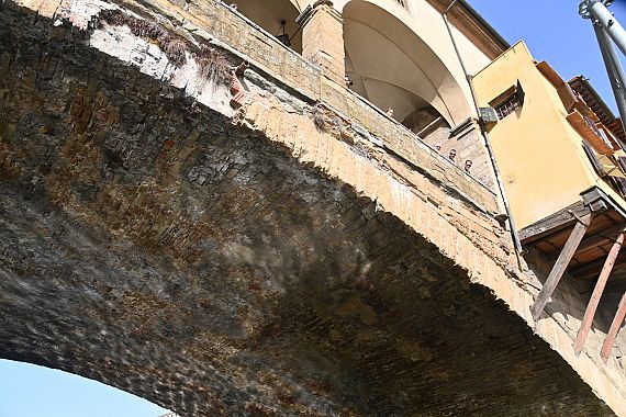 Sotto al Ponte Vecchio, sulla piattaforma galleggiante