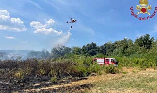 Le operazioni di spengimento dell'incendio - foto dei Vigili del fuoco