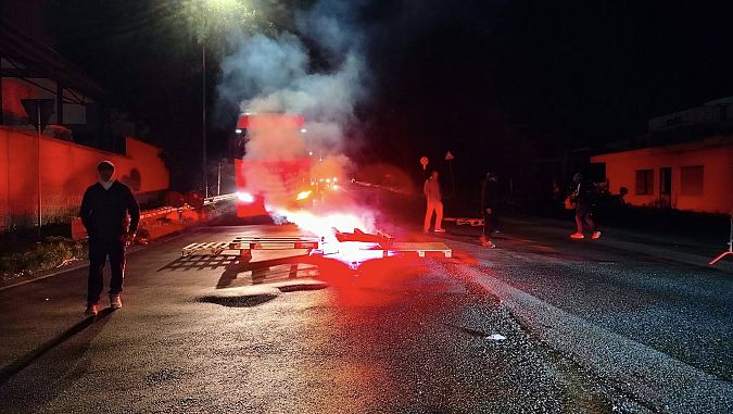 Fuoco all'alba ai varchi del porto di Livorno