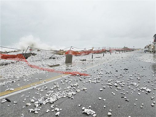 Sassi in strada a Marina di Pisa (foto dal Fb di Francesco Niccolai)