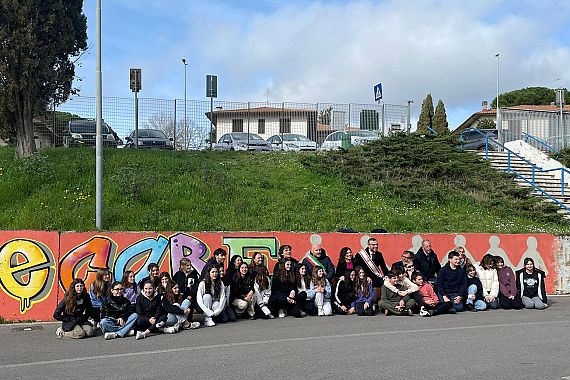 Il murale We Care realizzato dagli studenti con Insanejane