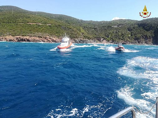 I sommozzatori dei vigili del fuoco nel mare di Livorno (foto ufficio stampa vigili del fuoco) 3