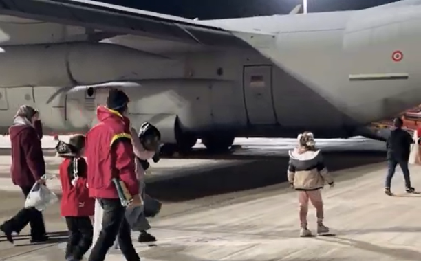 Le operazioni di imbarco sugli aerei dell'Aeronautica Militare