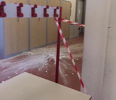 L'intonaco caduto a terra nei corridoi della scuola