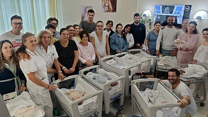 Foto di gruppo con i neonati all'ospedale del Mugello
