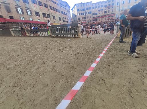 Piazza del Campo coperta di fango