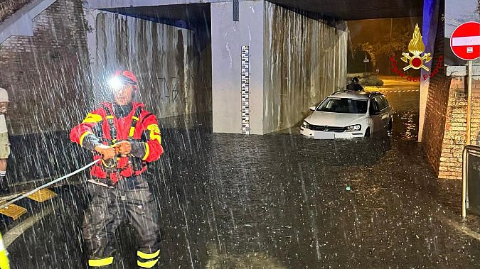 L'auto bloccata nel sottopasso allagato a Grosseto