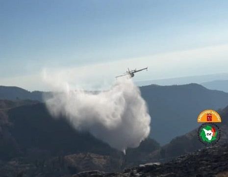 Uno dei Canadair in azione