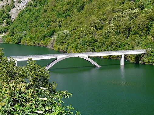 La passerella sul lago di Vagli in Garfagnana