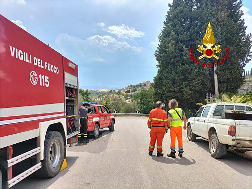 Le squadre di terra sul luogo dell'incendio