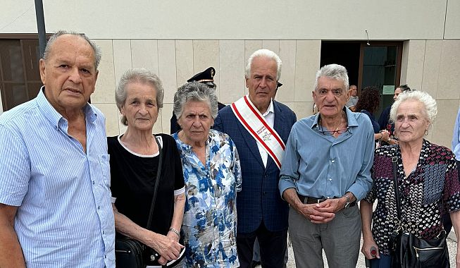 Il presidente Giani insieme ai sopravvissuti dell'eccidio di Castelmartini