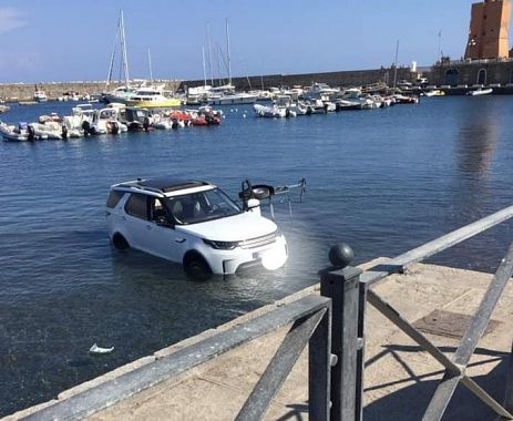L'auto in mare a Rio Marina (foto da Facebook di Marcello Fumaroli)
