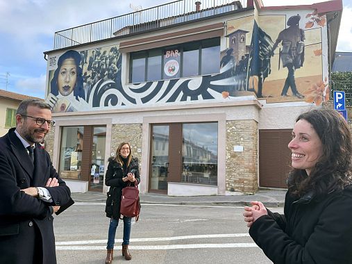 Il murale realizzato da Dr8ste a Barberino Tavarnelle, a sinistra il presidente Mazzeo