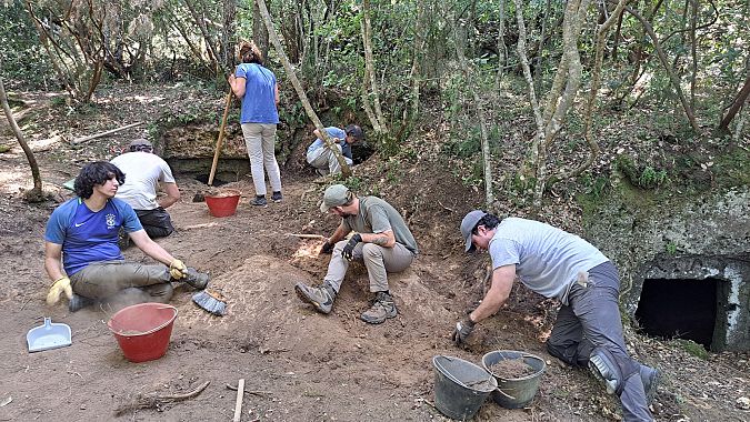 Gli archeologi al lavoro nel sito