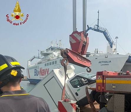 Il camion in bilico sulla banchina