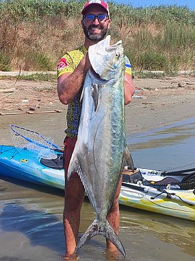 Valerio Russo con la Leccia pescata dal suo kayak