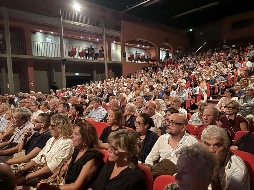 il pubblico che ha riempito la Città del Teatro di Cascina 