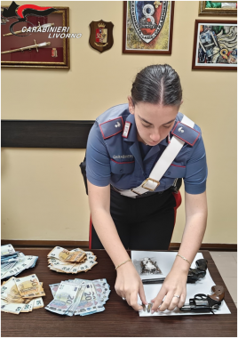 Le armi e tutto quanto sequestrato dai carabinieri