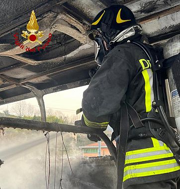 Un pompiere nell'autobus distrutto