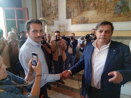 Il sindaco Giovannetti, a destra, e il candidato Borzonasca si stringono la mano