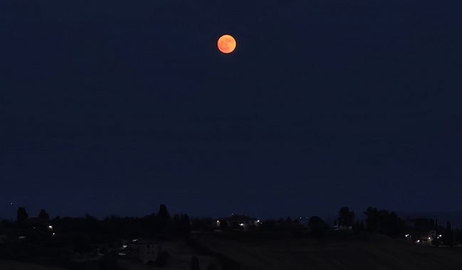 La Luna delle Fragole sopra Siena