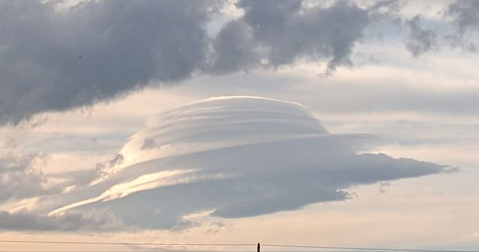 L'altocumulo lenticolare visto da Firenze (Foto: Consorzio Lamma)