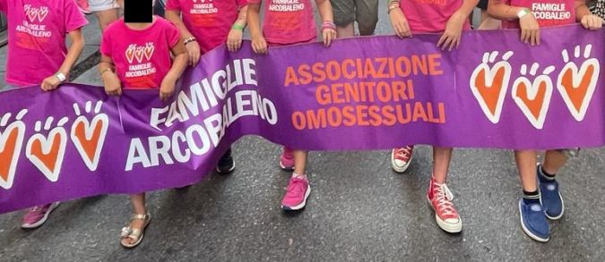 Lo striscione delle famiglie arcobaleno portato dai bambini