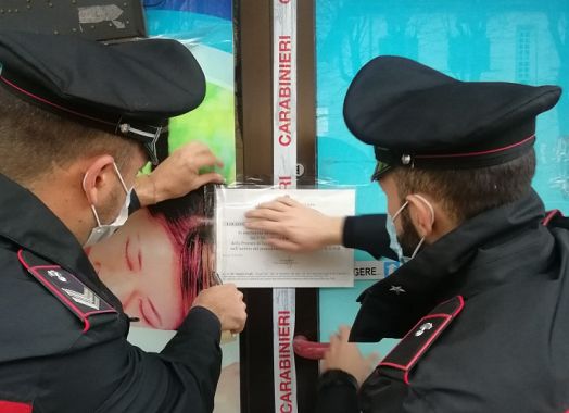 I carabinieri sigillano il centro massaggi