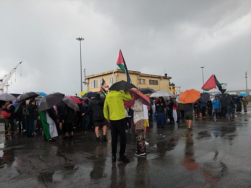 Davanti al porto di Marina di Carrara