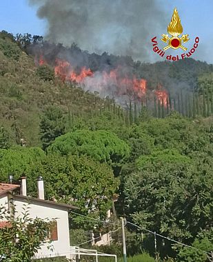 L'incendio, il fuoco vicino alle case