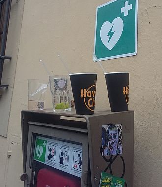 Bicchieri di plastica lasciati su un defibrillatore in Santo Spirito