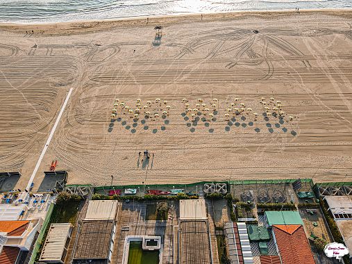 La scritta con gli ombrelloni sulla spiaggia di Lido di Camaiore