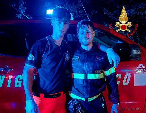 Il vigile del fuoco e il volontario che si sono gettati in Arno