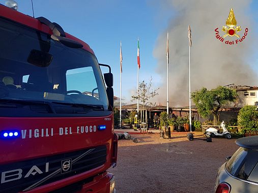 Le operazioni di spegnimento 2 (foto: ufficio stampa vigili del fuoco) 