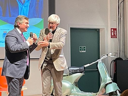 Beppe Severgnini con Federico Monechi sul palco degli Eco Incontri Ecofor