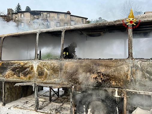 Un pompiere nell'autobus distrutto