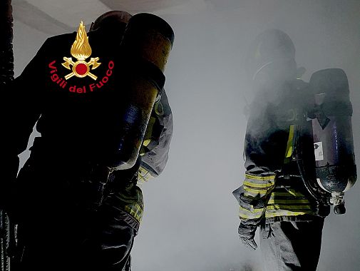 I vigili del fuoco nelle stanze invase dal fumo