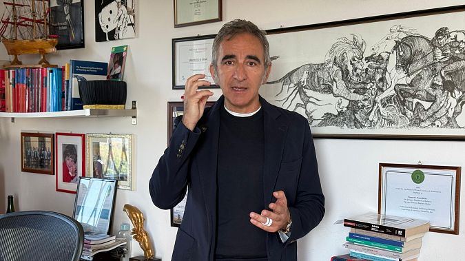 Il professor Domenico Prattichizzo indossa l'anello