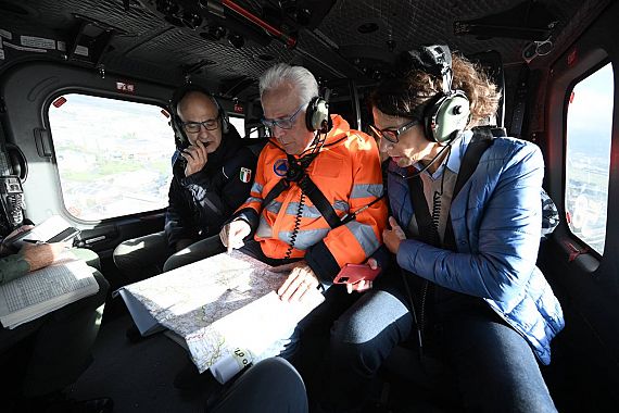 l presidente Giani e il capo dipartimento protezione civile Curcio a bordo dell'elicottero