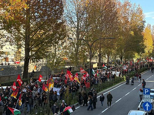 Il corteo a Firenze al suo passaggio in viale Redi