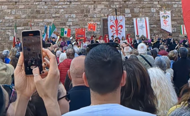 La cerimonia in piazza della Signoria a Firenze