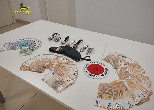 Orologi e soldi sequestrati