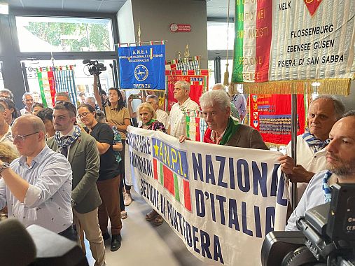 Numerosi i presenti alla cerimonia inaugurale