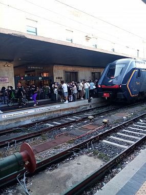 I viaggiatori fermi sulla banchina della stazione