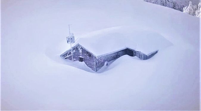 Il rifugio Rossi nel Comune di Molazzana (Lucca) sommerso dalla neve. Foto da fb